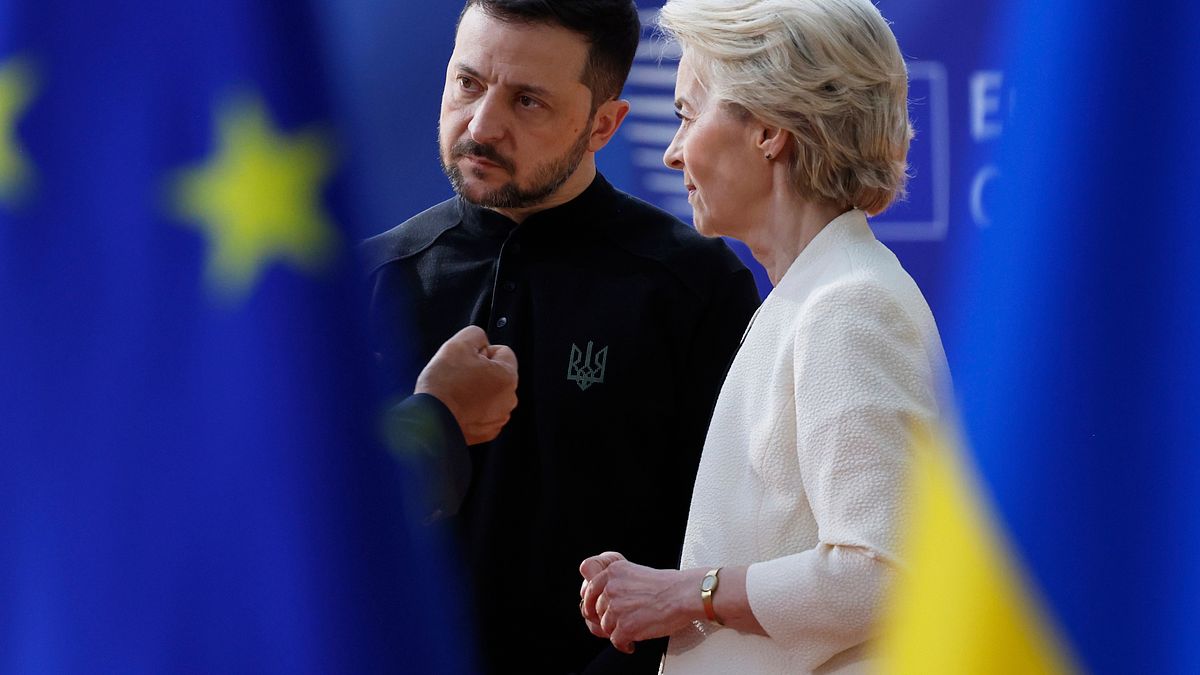 美國、俄羅斯、烏克蘭達成共識,有望執行「黑海協議」,歐盟扮演什麼角色?圖為總統澤倫斯基(左)與歐盟執委會主席馮德萊恩(右)。(AP) 美國、俄羅斯、烏克蘭達成共識,有望執行「黑海協議」,歐盟扮演什麼角色?圖為總統澤倫斯基(左)與歐盟執委會主席馮德萊恩(右)。(AP)