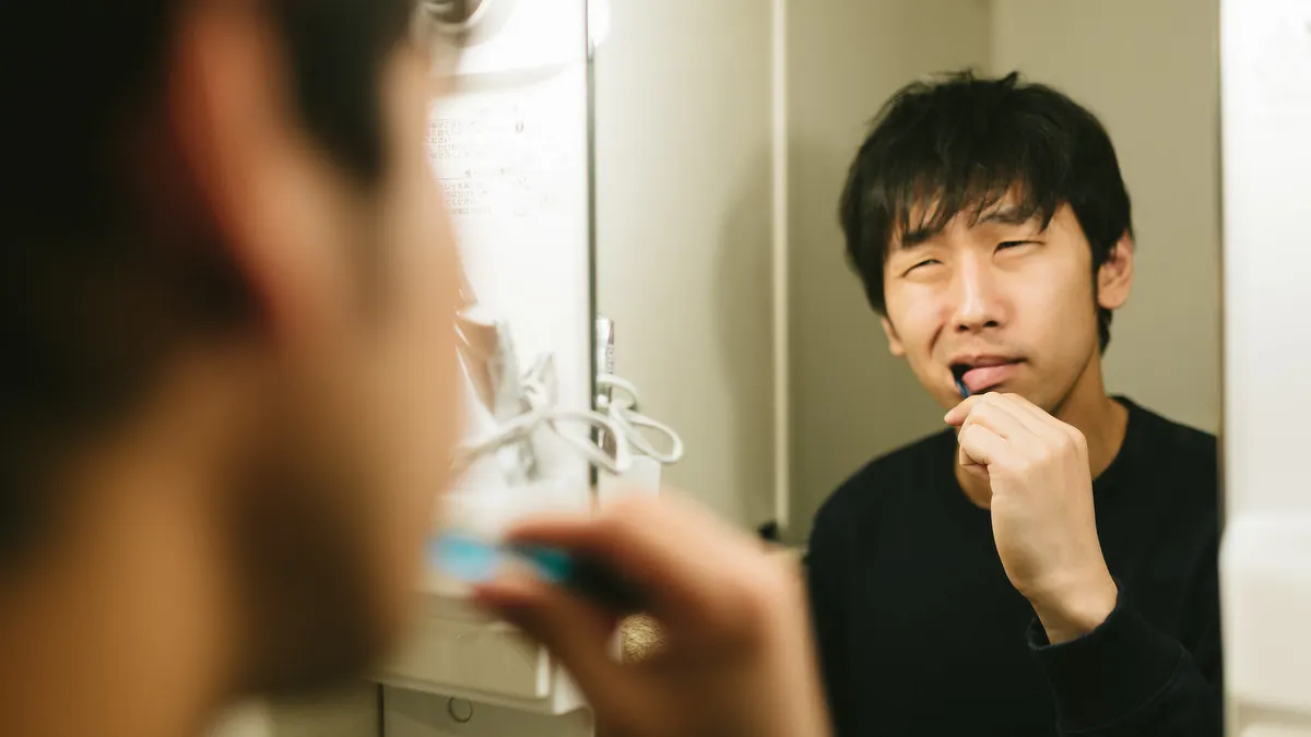 為何不管刷牙幾次,嘴裡還是有苦味?(圖/Pakutaso) 為何不管刷牙幾次,嘴裡還是有苦味?(圖/Pakutaso)