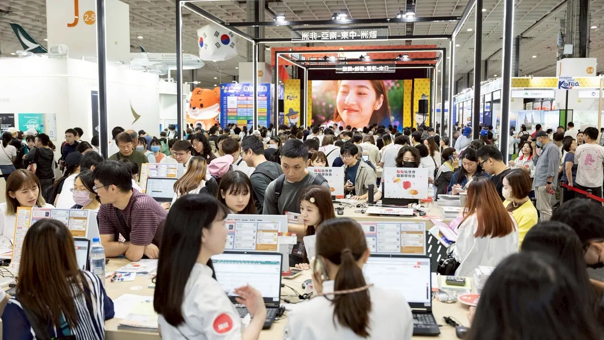 2025 ITF台北國際旅展,雄獅攤位現場有許多民眾詢問旅遊行程。(台灣觀光協會提供) 2025 ITF台北國際旅展,雄獅攤位現場有許多民眾詢問旅遊行程。(台灣觀光協會提供)