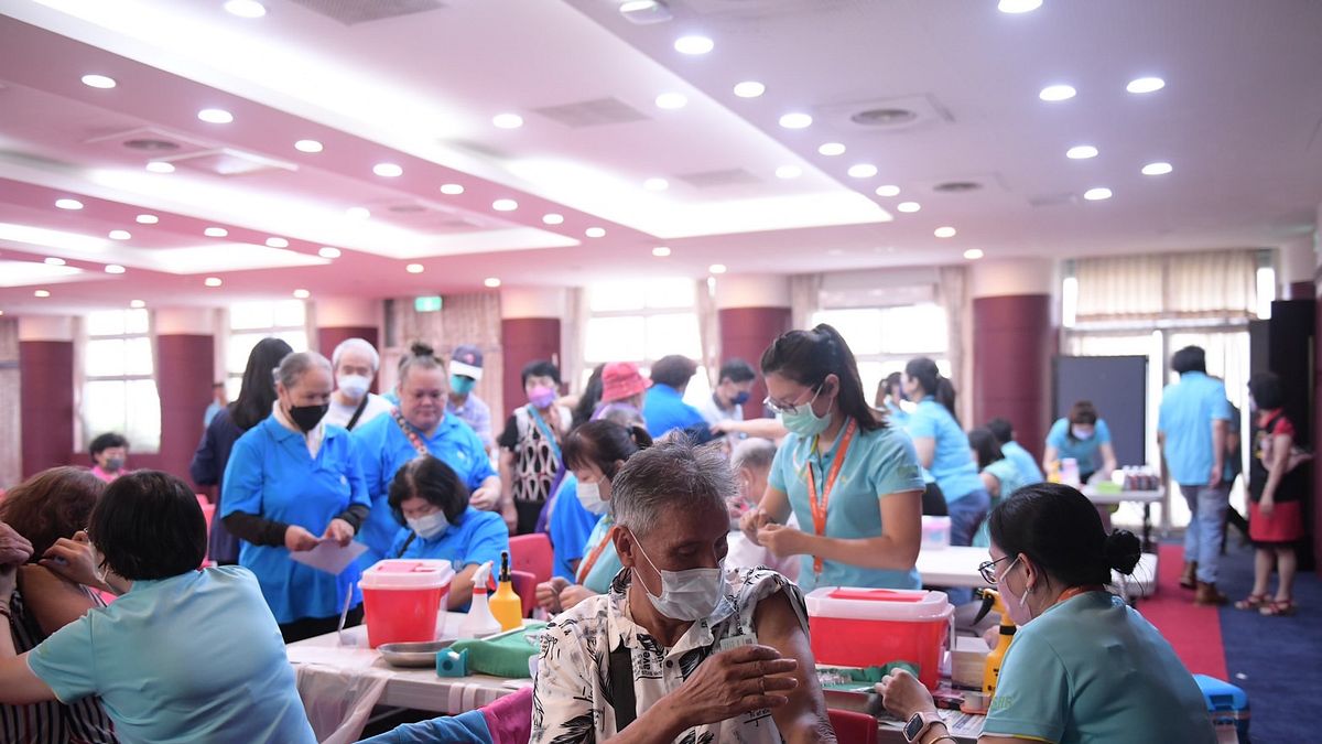 花蓮縣政府於縣府大禮堂開打112年流感疫苗,花蓮縣長徐榛蔚呼籲民眾儘速施打,守護自己及家人健康。(圖/花蓮縣政府提供) 花蓮縣政府於縣府大禮堂開打112年流感疫苗,花蓮縣長徐榛蔚呼籲民眾儘速施打,守護自己及家人健康。(圖/花蓮縣政府提供)