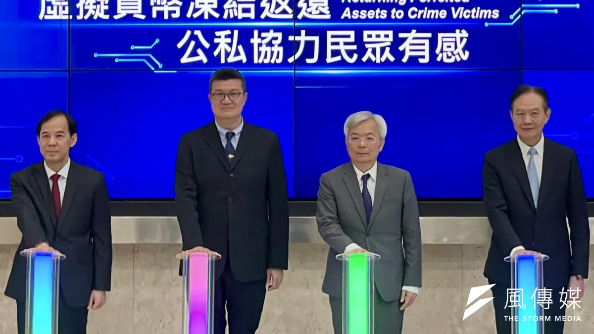內政部刑事警察局5日攜手金管會證券期貨局、中華民國虛擬資產商業同業公會及國內虛擬貨幣四大交易所,舉行虛擬貨幣聯訪啟動儀式。金管會證期局長張振山(右起)、行政院打詐中心指揮官馬士元、警政署署長張榮興、刑事局長周幼偉。(鍾秉哲攝)
