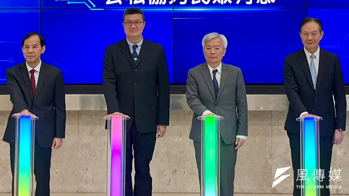 內政部刑事警察局5日攜手金管會證券期貨局、中華民國虛擬資產商業同業公會及國內虛擬貨幣四大交易所,舉行虛擬貨幣聯訪啟動儀式。金管會證期局長張振山(右起)、行政院打詐中心指揮官馬士元、警政署署長張榮興、刑事局長周幼偉。(鍾秉哲攝) 內政部刑事警察局5日攜手金管會證券期貨局、中華民國虛擬資產商業同業公會及國內虛擬貨幣四大交易所,舉行虛擬貨幣聯訪啟動儀式。金管會證期局長張振山(右起)、行政院打詐中心指揮官馬士元、警政署署長張榮興、刑事局長周幼偉。(鍾秉哲攝)