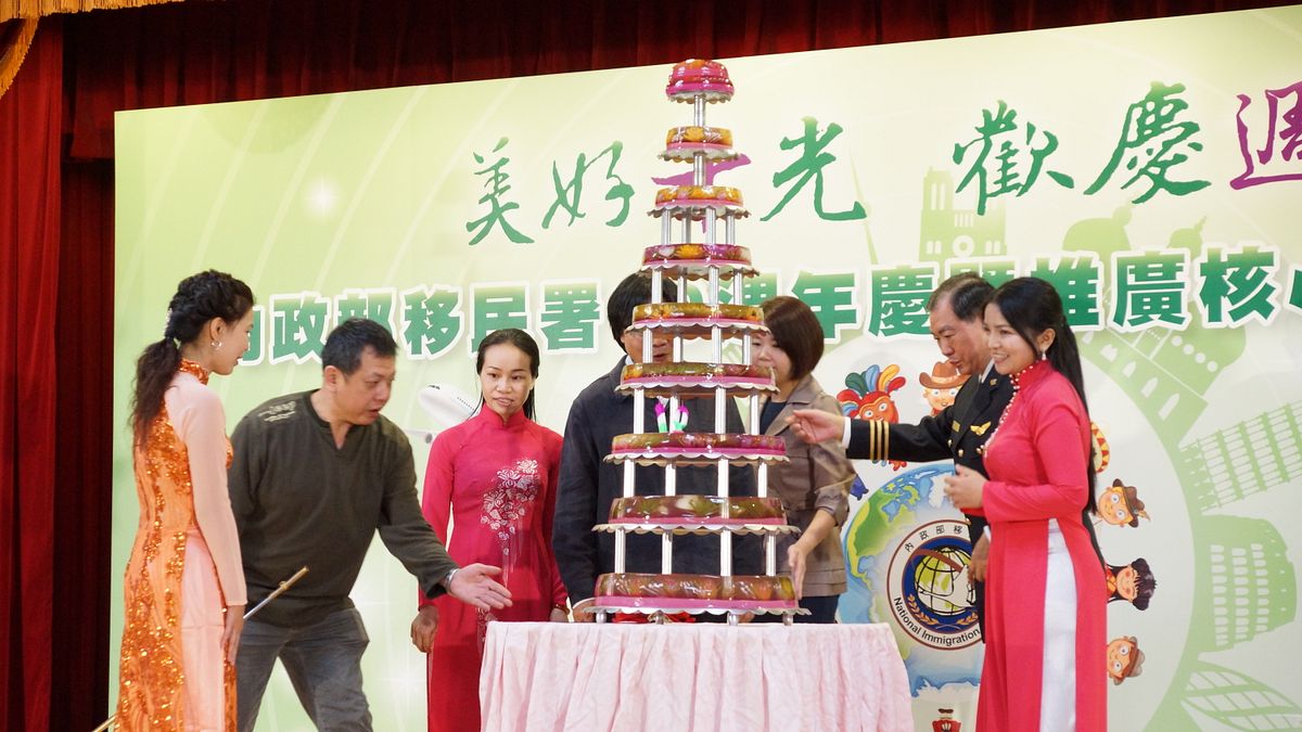 在移民署 10 週年屬慶活動的巨大立體蛋糕,是來自三位越籍配偶的精心製作(圖 / 內政部移民署) 在移民署 10 週年屬慶活動的巨大立體蛋糕,是來自三位越籍配偶的精心製作(圖 / 內政部移民署)