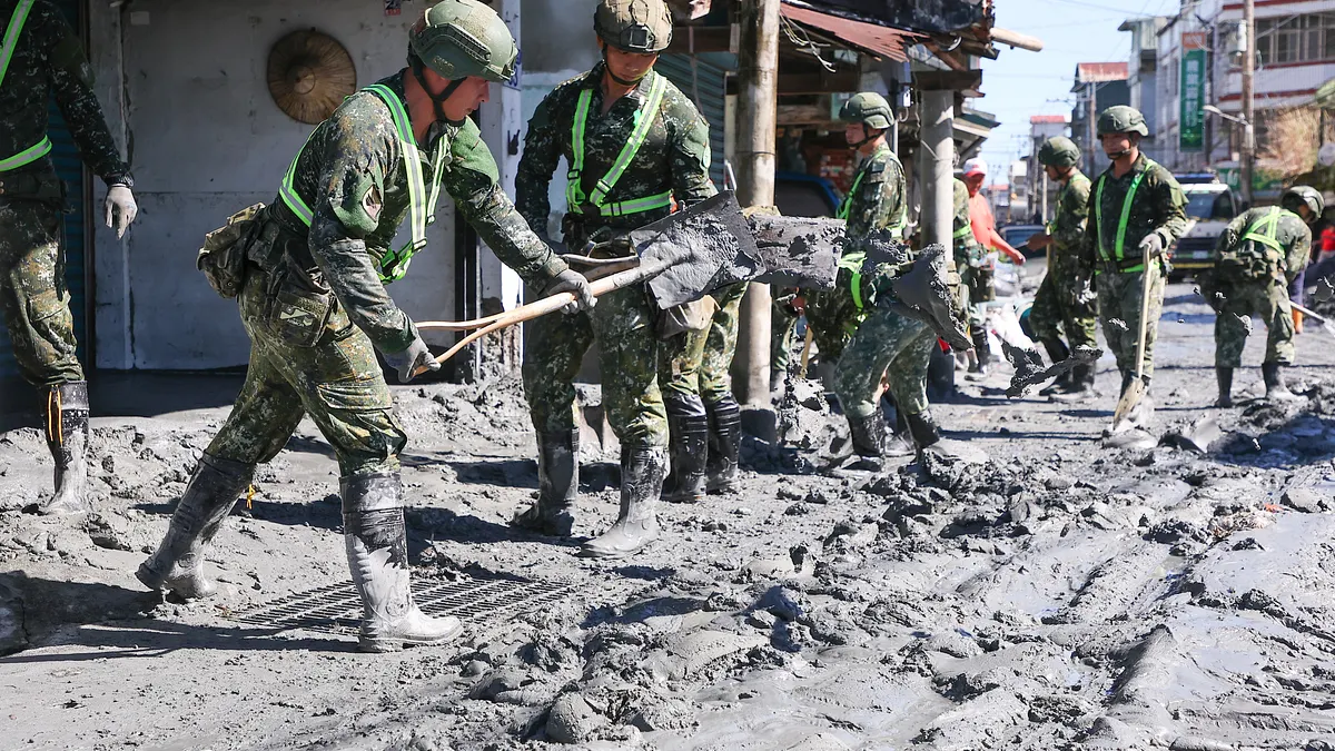 馬太鞍溪堰塞湖潰堤,山洪衝入光復鄉市區,國軍協助清運。示意圖,與新聞個案無關。(資料照,顏麟宇攝) 馬太鞍溪堰塞湖潰堤,山洪衝入光復鄉市區,國軍協助清運。示意圖,與新聞個案無關。(資料照,顏麟宇攝)