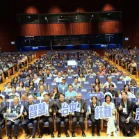 「2026台中スマートポールフォーラム」が2日に開催され、台湾内外の産業界、行政、大学、研究機関の関係者が記念撮影に臨んだ。(画像提供:台中市政府デジタル発展局) 「2026台中スマートポールフォーラム」が2日に開催され、台湾内外の産業界、行政、大学、研究機関の関係者が記念撮影に臨んだ。(画像提供:台中市政府デジタル発展局)