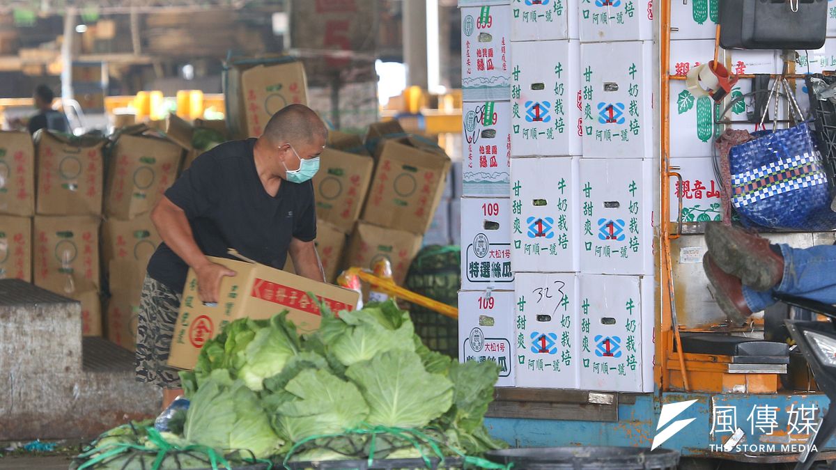 台北市北農等多個批發市場日前爆發群聚染疫事件,為達成市場降載、減少群聚風險,在國外早已行之有年的「預約交易」議題再度浮上檯面。(資料照,顏麟宇攝) 台北市北農等多個批發市場日前爆發群聚染疫事件,為達成市場降載、減少群聚風險,在國外早已行之有年的「預約交易」議題再度浮上檯面。(資料照,顏麟宇攝)