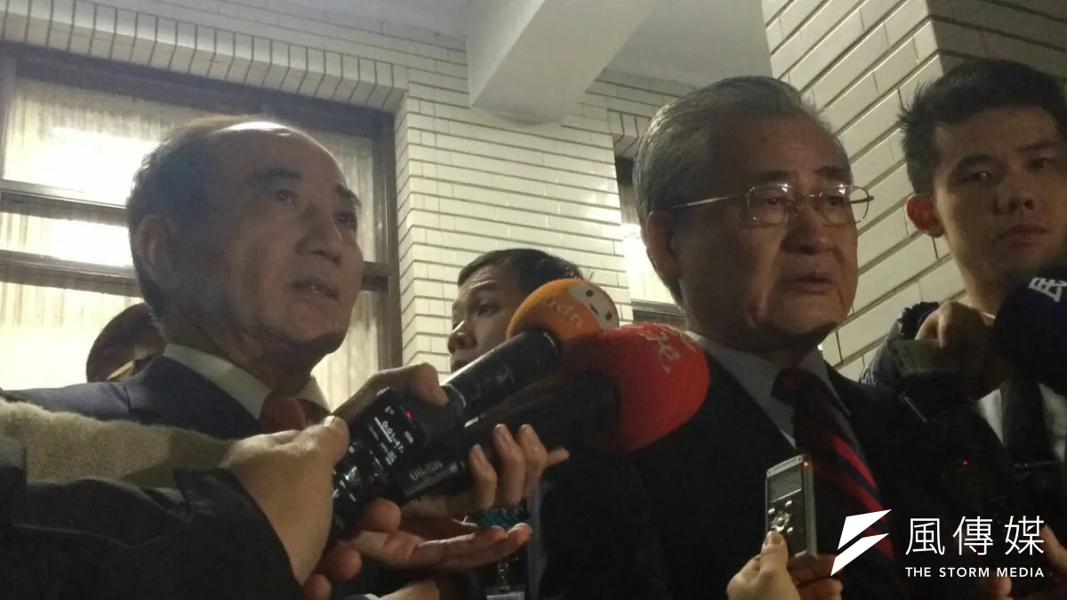 立法院長王金平(左)表示:立法院第8屆一共通過904個議案,這也是繼第7屆921案後,差不多的立法成果。(周怡孜攝)