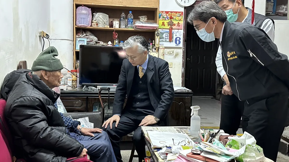 臺中榮民總醫院傅副院長,特別在農曆春節前夕訪視單身獨居榮民,贈送年菜。(圖/台中榮總醫院)
