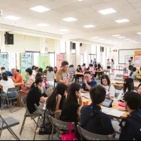 台積電慈善基金會第三年協助金甌女中舉辦「親子職涯探索工作坊」,吸引了來自15所不同國中近40位國中學生與家長熱情參與。(圖/台積電慈善基金會提供) 台積電慈善基金會第三年協助金甌女中舉辦「親子職涯探索工作坊」,吸引了來自15所不同國中近40位國中學生與家長熱情參與。(圖/台積電慈善基金會提供)