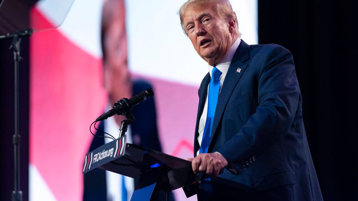 美國前總統、共和黨黨內初選民調領跑者川普。(美聯社) 美國前總統、共和黨黨內初選民調領跑者川普。(美聯社)