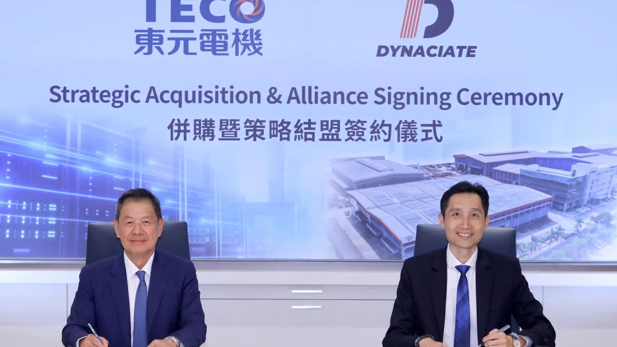 東元電機の利明献会長(左)とDynaciateのNg Kim Thiea CEOが、買収契約の締結式を行った。(写真/東元電機提供)