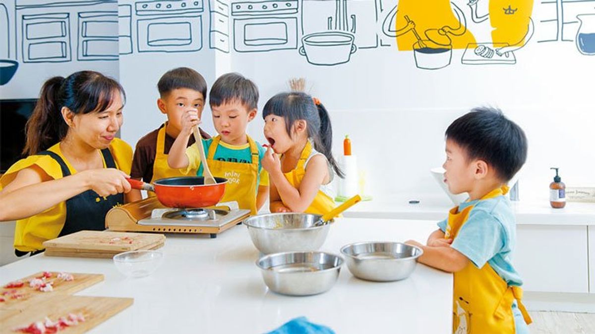 讓小孩進廚房,在安全的情況下,也能幫助他們學習!(圖/黃建賓攝,親子天下提供) 讓小孩進廚房,在安全的情況下,也能幫助他們學習!(圖/黃建賓攝,親子天下提供)