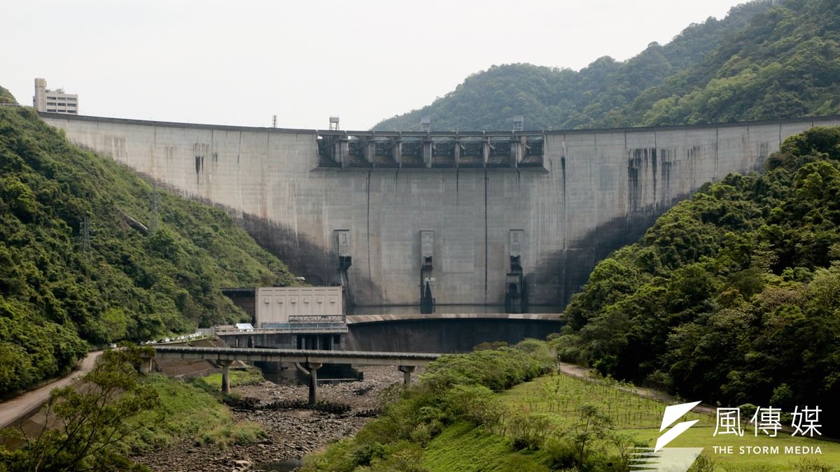 颱風過後,原水濁度提高,環保署提醒民眾,飲水務必煮沸。(圖為翡翠水庫,余志偉攝) 颱風過後,原水濁度提高,環保署提醒民眾,飲水務必煮沸。(圖為翡翠水庫,余志偉攝)