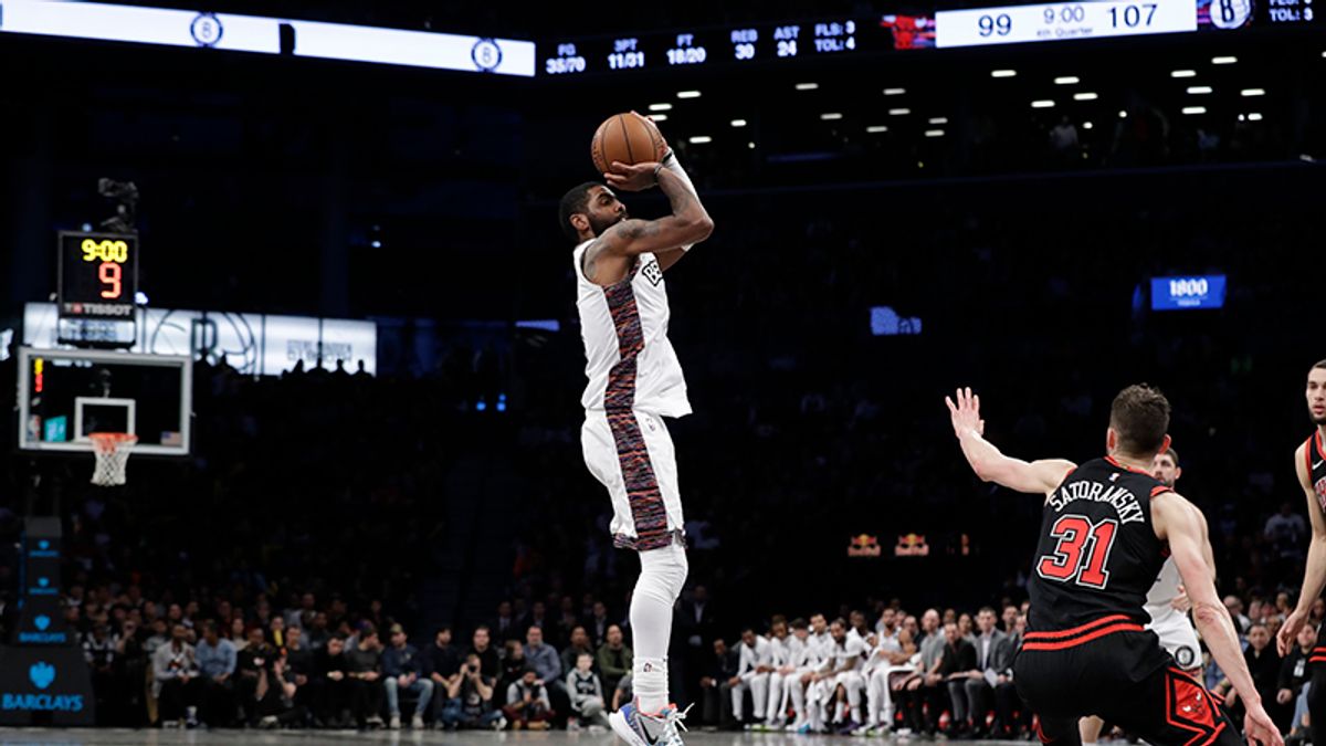 布魯克林籃網後衛厄文,今天在對上公牛的比賽中以近九成的命中率砍下 54 分,表達對湖人傳奇球星布萊恩的致敬之意。(美聯社) 布魯克林籃網後衛厄文,今天在對上公牛的比賽中以近九成的命中率砍下 54 分,表達對湖人傳奇球星布萊恩的致敬之意。(美聯社)