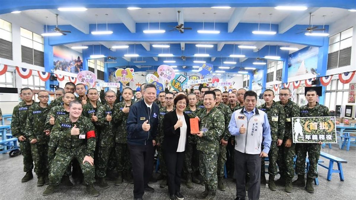 彰化縣長王惠美31日下午由縣府民政處長賴致富、彰化軍人服務站長魏治民等人陪同,前往台中成功嶺探視入營服役的彰化子弟兵並贈加菜金。(圖/彰化縣政府) 彰化縣長王惠美31日下午由縣府民政處長賴致富、彰化軍人服務站長魏治民等人陪同,前往台中成功嶺探視入營服役的彰化子弟兵並贈加菜金。(圖/彰化縣政府)
