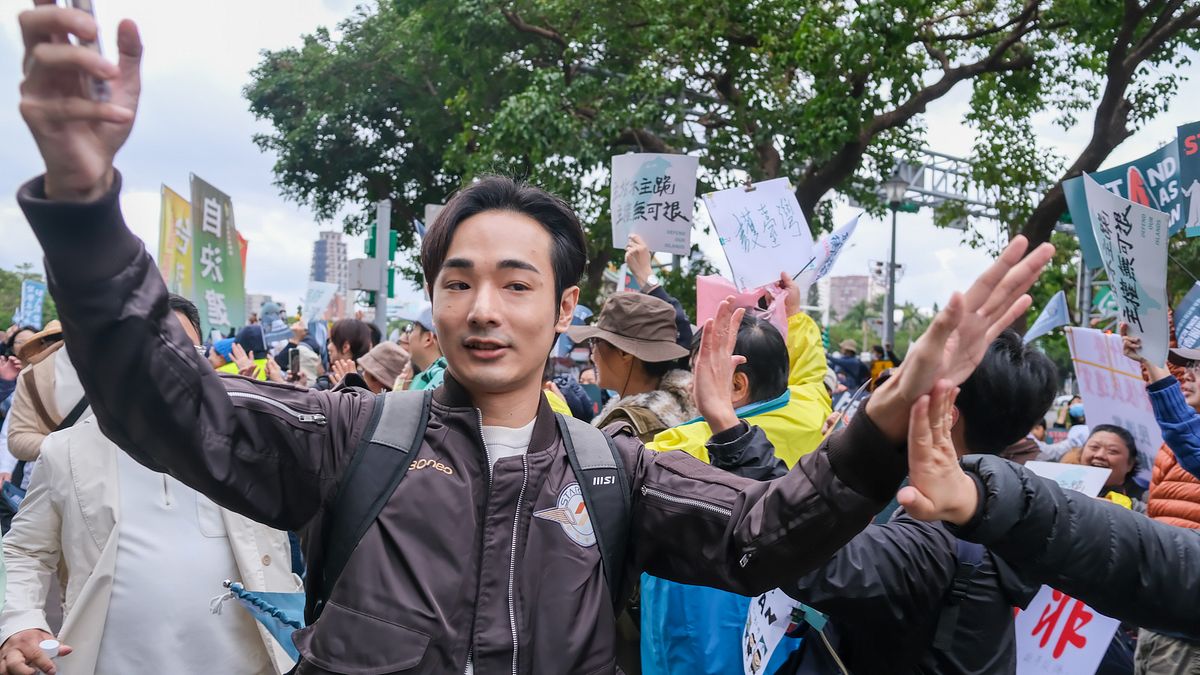左翼聯盟秘書長黃德北指出,陸配亞亞的記者會上,只要亞亞一發聲,網紅八炯和閩南狼就網路動員粉絲來圍剿,這是一個有組織的力量在背後運作。(劉偉宏攝) 左翼聯盟秘書長黃德北指出,陸配亞亞的記者會上,只要亞亞一發聲,網紅八炯和閩南狼就網路動員粉絲來圍剿,這是一個有組織的力量在背後運作。(劉偉宏攝)