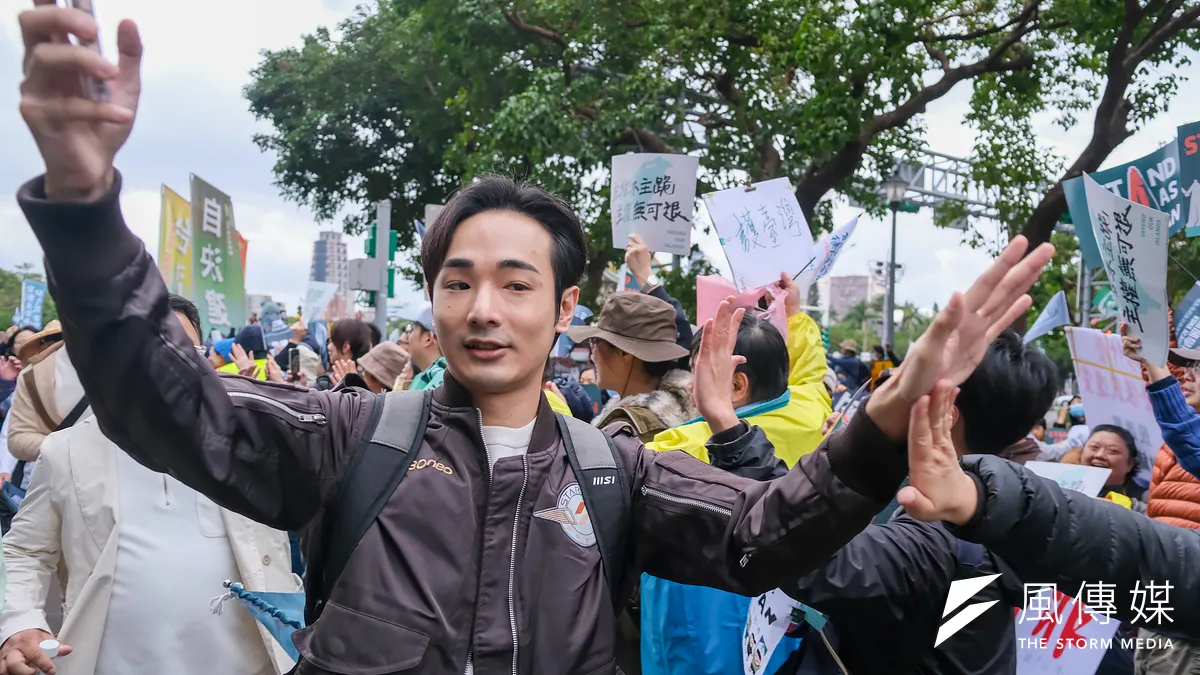 左翼聯盟秘書長黃德北指出,陸配亞亞的記者會上,只要亞亞一發聲,網紅八炯和閩南狼就網路動員粉絲來圍剿,這是一個有組織的力量在背後運作。(劉偉宏攝) 左翼聯盟秘書長黃德北指出,陸配亞亞的記者會上,只要亞亞一發聲,網紅八炯和閩南狼就網路動員粉絲來圍剿,這是一個有組織的力量在背後運作。(劉偉宏攝)