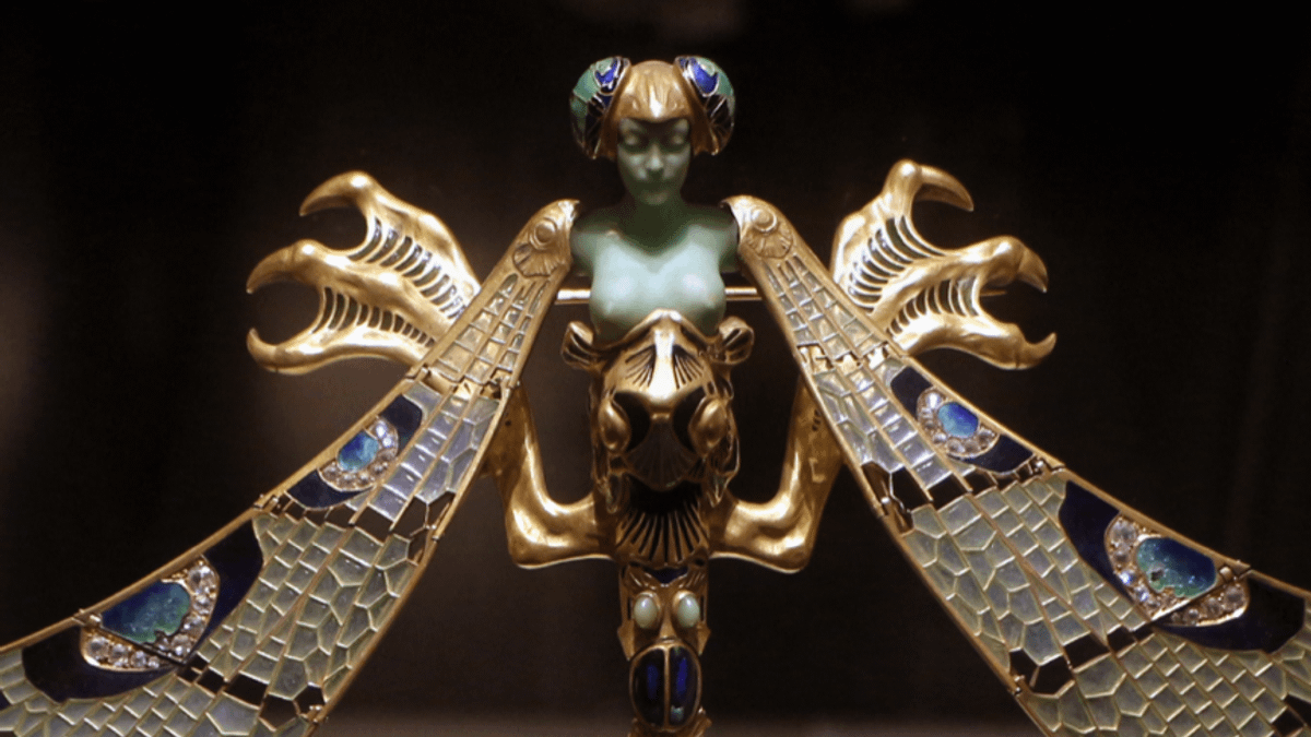 知名珠寶大師Lalique的作品,既在珠寶上充分呈現自然意象與細節,也充滿創作者個人對女性之美的頌揚,是龔遵慈最推崇的設計師(圖 / Sailko@wikipedia) 知名珠寶大師Lalique的作品,既在珠寶上充分呈現自然意象與細節,也充滿創作者個人對女性之美的頌揚,是龔遵慈最推崇的設計師(圖 / Sailko@wikipedia)