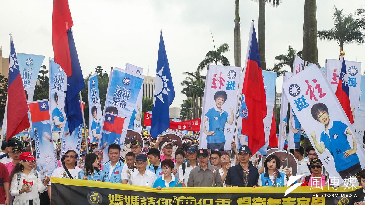 國民黨中央黨部13日舉辦「媽媽請您要保重・捍衛無毒家園」遊行,然現場「挺柱」旗海飄揚,儼然成為個人造勢活動。(陳明仁攝) 國民黨中央黨部13日舉辦「媽媽請您要保重・捍衛無毒家園」遊行,然現場「挺柱」旗海飄揚,儼然成為個人造勢活動。(陳明仁攝)