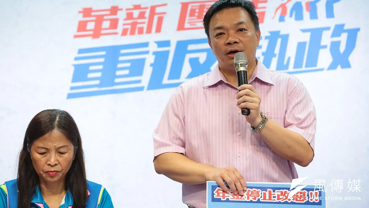 國民黨台南市長參選人高思博1日召開「年金停止改惡!」記者會,他表示,年底當選巿長,他將替台南的退休軍公教警消人員,以集體訴訟方式,討回應有公道。(顏麟宇攝)