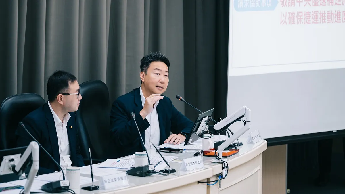 立法院交通委員會前往基隆進行實地考察,交通部長陳世凱(右)參與。(交通部提供)