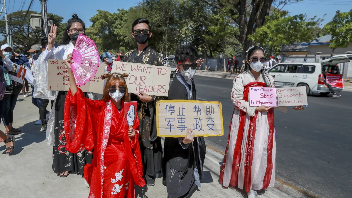 緬甸政變:示威民眾手持寫著中文的抗議標語(AP)