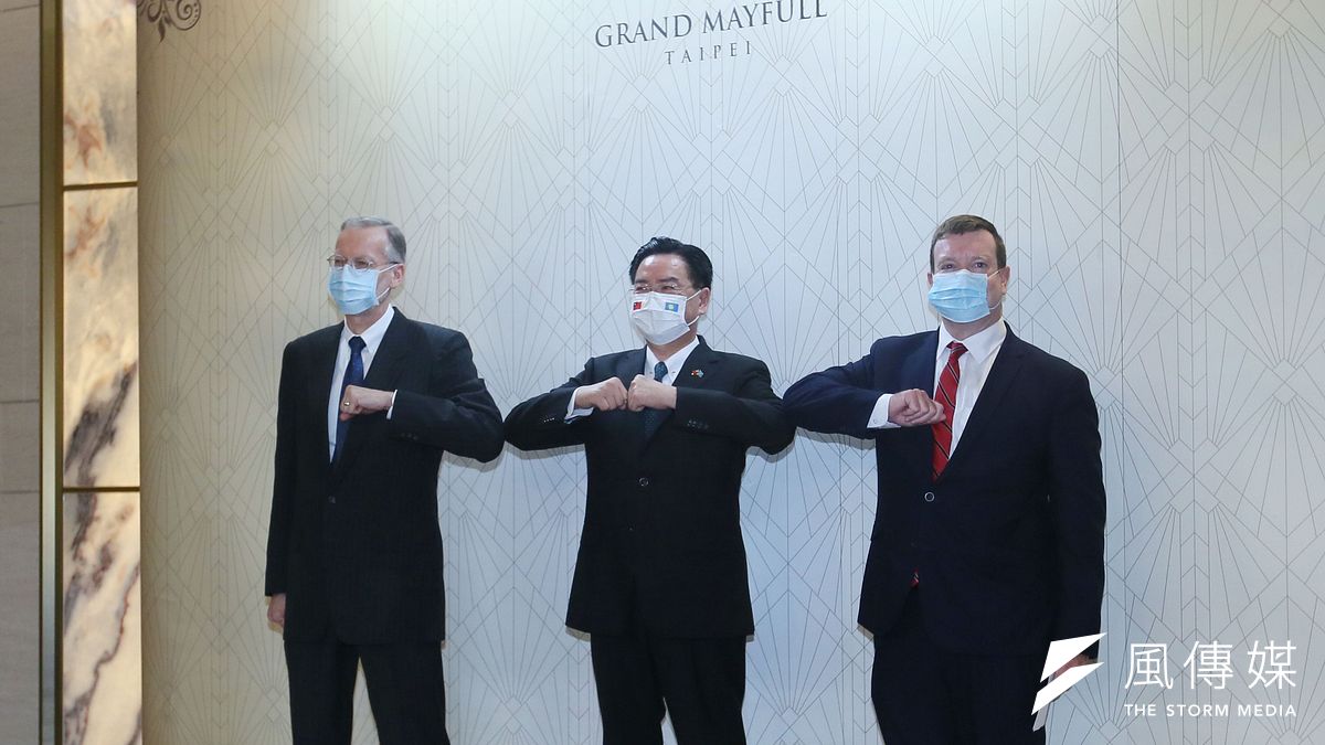 20210330-外交部長吳釗燮(中)、美國駐帛琉大使倪約翰(John Hennessey-Niland)(右)及美國在台協會處長酈英傑(左)30日聯䄃發表談話。(柯承惠攝) 20210330-外交部長吳釗燮(中)、美國駐帛琉大使倪約翰(John Hennessey-Niland)(右)及美國在台協會處長酈英傑(左)30日聯䄃發表談話。(柯承惠攝)