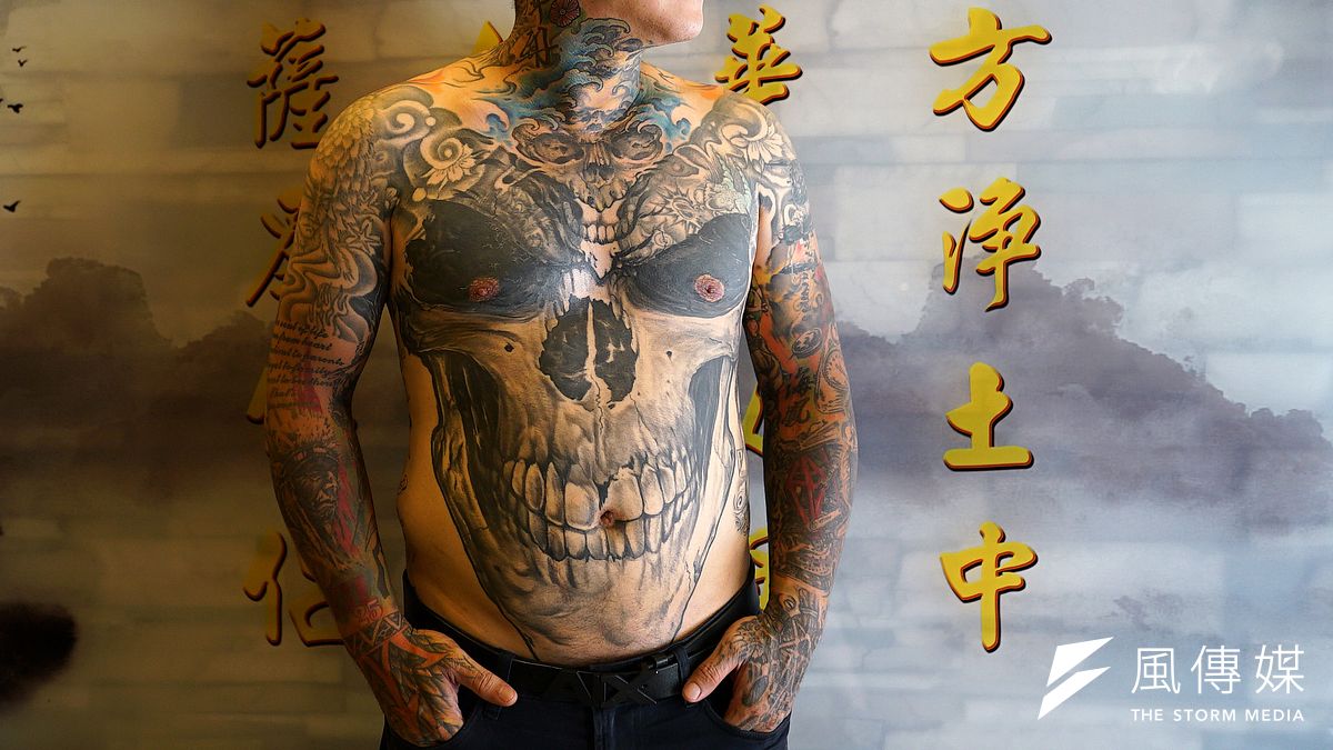 兒子在新海橋上車禍身亡,讓「鋼鐵爸爸」阮橋本在每秒不斷在天使與惡魔間拉扯,快被逼瘋的阮橋本最終選擇了前者。他以「鋼鐵爸爸」為名於臉書上發文,呼籲大眾關心車禍議題,也著手成立「新北市聖翔橋安救難協會」。(吳逸驊攝) 兒子在新海橋上車禍身亡,讓「鋼鐵爸爸」阮橋本在每秒不斷在天使與惡魔間拉扯,快被逼瘋的阮橋本最終選擇了前者。他以「鋼鐵爸爸」為名於臉書上發文,呼籲大眾關心車禍議題,也著手成立「新北市聖翔橋安救難協會」。(吳逸驊攝)