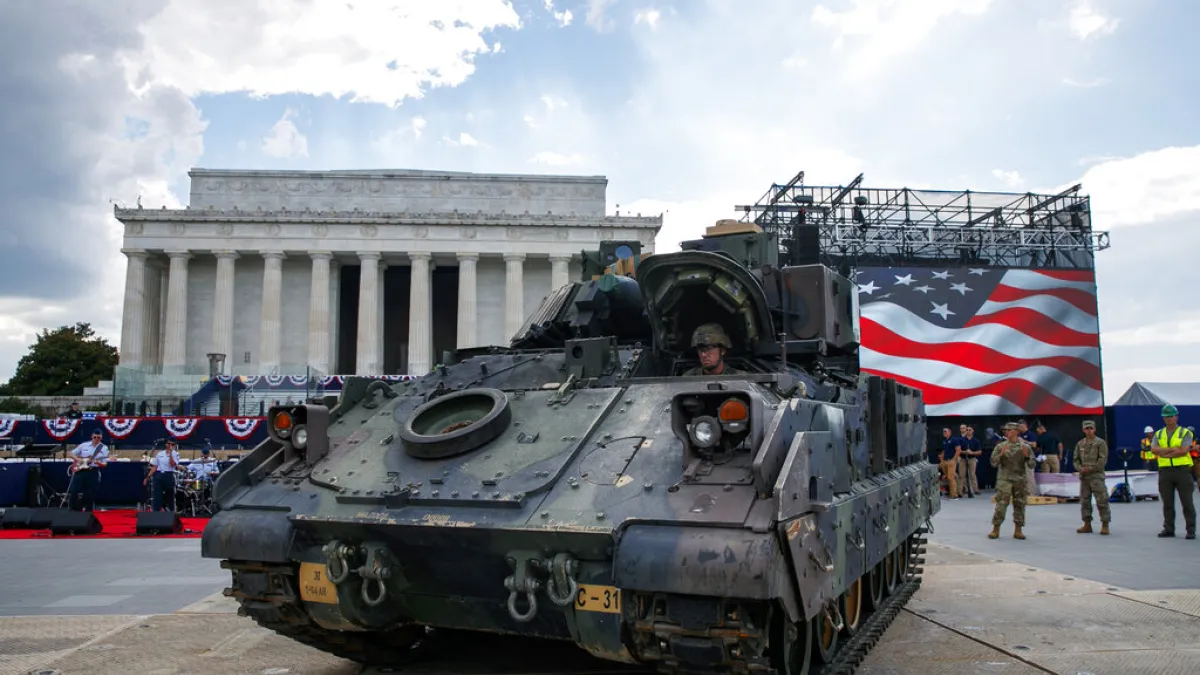 美國國慶前夕,將進行閱兵的戰車執行彩排。(AP)