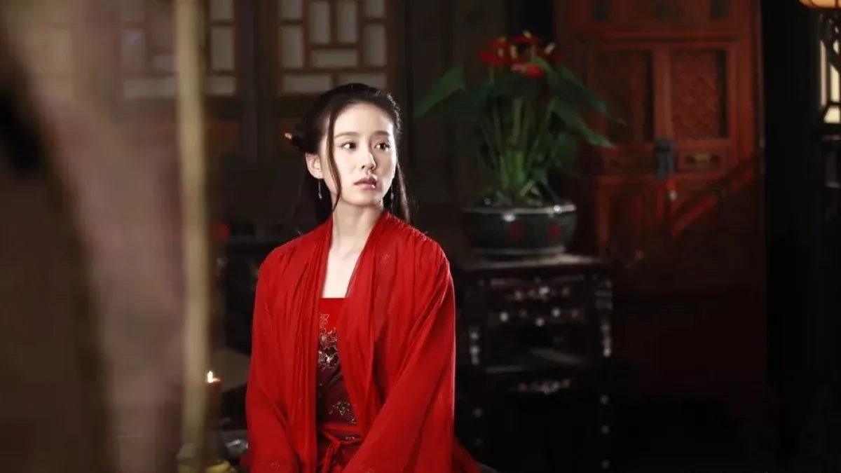 繡古代科舉考生應試需於狹小號房受拘束數日,考畢後前往鄰近考場的青樓休憩,除了紓解高壓身心外,亦於該處題詩交流、建立仕途人脈。示意圖為春刀劇照,劉詩詩飾演青樓名妓周妙彤。(示意圖/取自imdb)