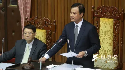 《促進轉型正義條例》草案今(5)日晚間9時9分終於在立法院院會三讀,立法院長蘇嘉全(右)敲槌通過。(顏麟宇攝)