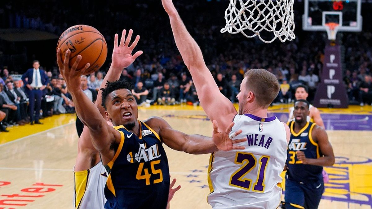 爵士米契爾(持球者)攻下全場最高的28分,率隊在客場大勝湖人。 (美聯社) 爵士米契爾(持球者)攻下全場最高的28分,率隊在客場大勝湖人。 (美聯社)