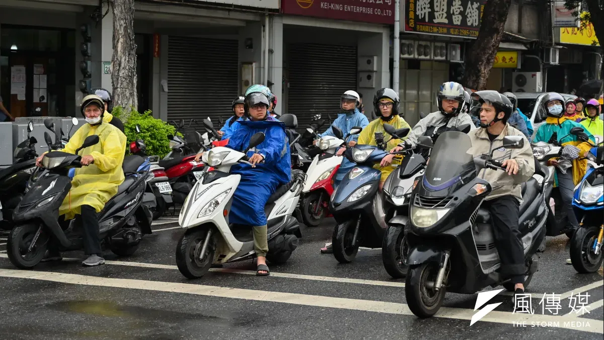 一名機車騎士因見行人正在斑馬線上通行,遂停車禮讓。不料當他從行人後方通過後,竟遭在場警察攔查,開出一張「未禮讓行人」的罰單。(陳昱凱攝)