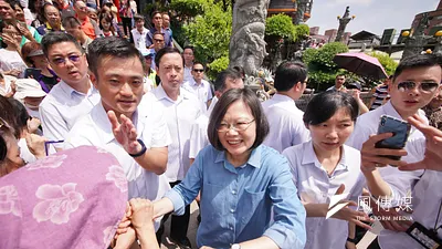 你知道為何政治人物總是要用力地和別人握完手,再輕拍對方的肩膀或手臂嗎?(資料照,盧逸峰攝)