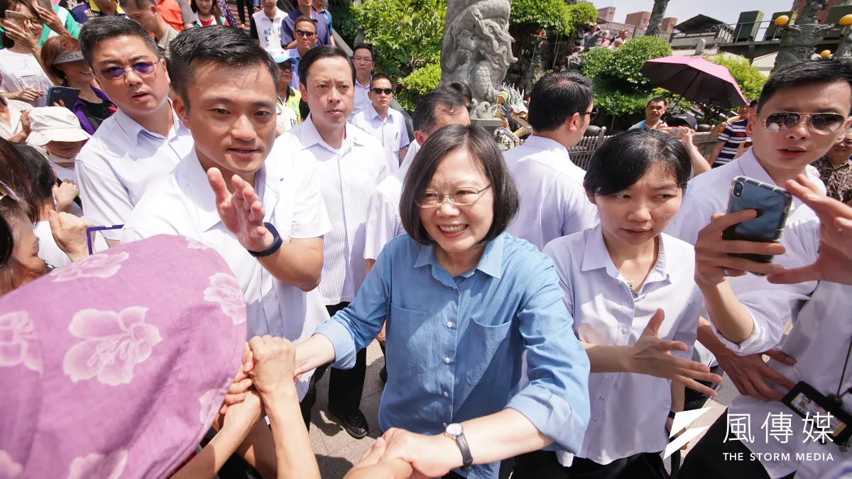 你知道為何政治人物總是要用力地和別人握完手,再輕拍對方的肩膀或手臂嗎?(資料照,盧逸峰攝)