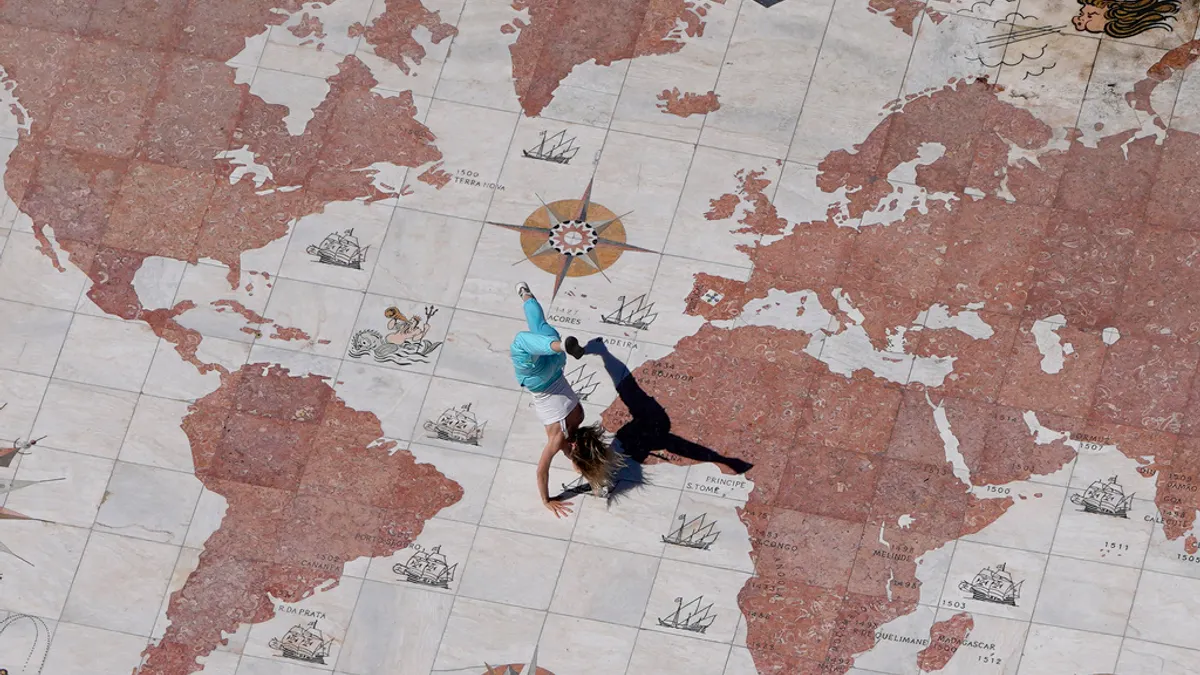 如果不管字面上的意義、不管它單純就是一片大陸的身份,歐亞大陸仍算是世界上最大的地理空間嗎?(資料照,美聯社)