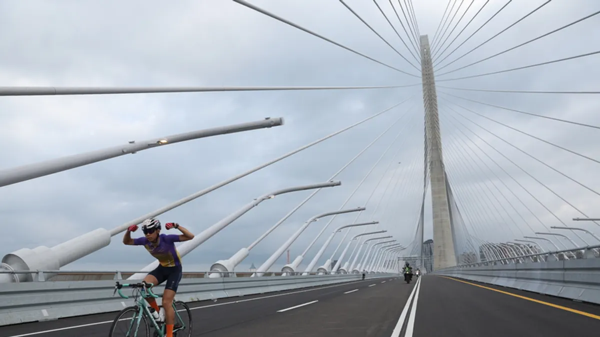 淡江大橋通車前自行車活動(1) 為迎接淡江大橋正式通車,交通部與新北市規畫通車前系列活動,19日舉辦自行車活動,自行車騎士搶先騎上淡江大橋,感受淡水新地標與淡水河口景觀。(資料照/中央社記者吳家昇攝 )