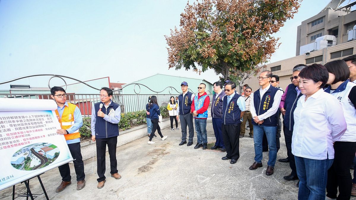 台中市長盧秀燕視察頭家國小新闢聯外道路工程進度。(圖/臺中市政府提供) 台中市長盧秀燕視察頭家國小新闢聯外道路工程進度。(圖/臺中市政府提供)