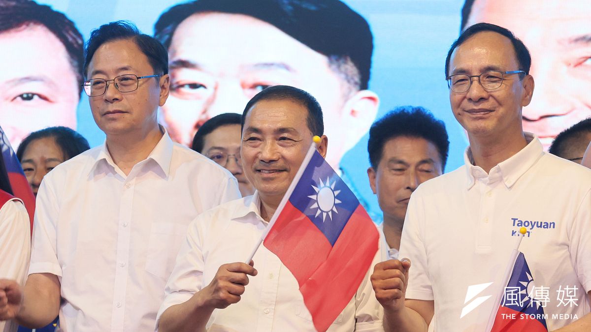 侯友宜(中)雖力拚選情回穩,但藍營票源遭郭台銘、柯文哲搶蝕分割。(資料照,柯承惠攝) 侯友宜(中)雖力拚選情回穩,但藍營票源遭郭台銘、柯文哲搶蝕分割。(資料照,柯承惠攝)