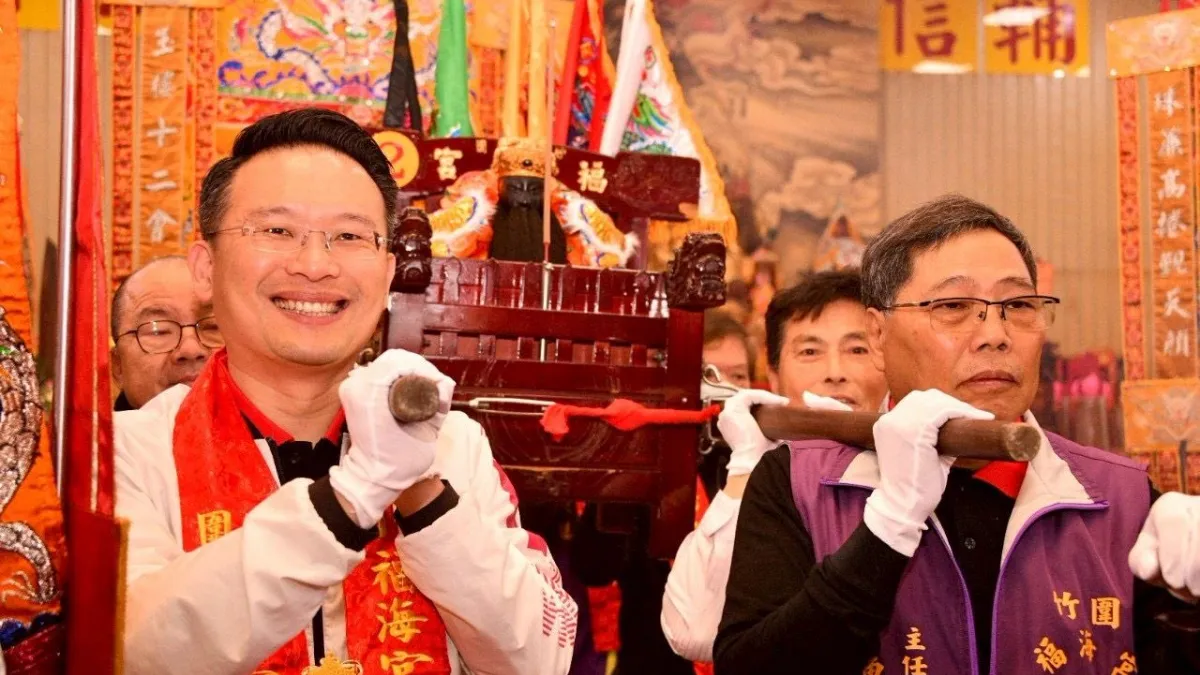 桃園市副市長蘇俊賓與廟方人員一起扛轎。(圖/桃園市政府提供)