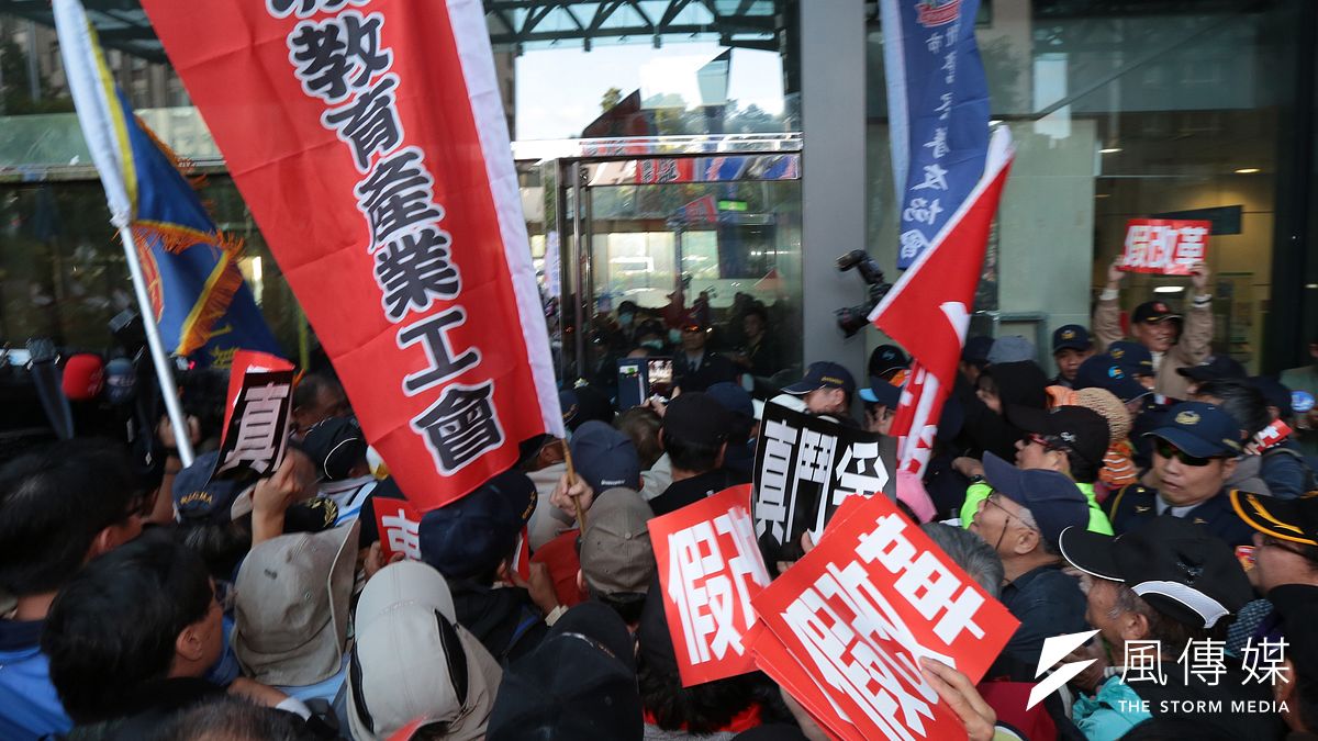 年金改革國是會議北區會議去年12月31日召開,監督年金改革行動聯盟並翻越柵欄與警方發生激烈推擠(顏麟宇攝) 年金改革國是會議北區會議去年12月31日召開,監督年金改革行動聯盟並翻越柵欄與警方發生激烈推擠(顏麟宇攝)