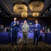2026年6月21日、スイスで開かれた和平協議で発言する米国のJ・D・バンス副大統領。隣にはパキスタンのシャバズ・シャリフ首相、カタールのムハンマド首相兼外相が座る。(写真/AP通信提供) 2026年6月21日、スイスで開かれた和平協議で発言する米国のJ・D・バンス副大統領。隣にはパキスタンのシャバズ・シャリフ首相、カタールのムハンマド首相兼外相が座る。(写真/AP通信提供)