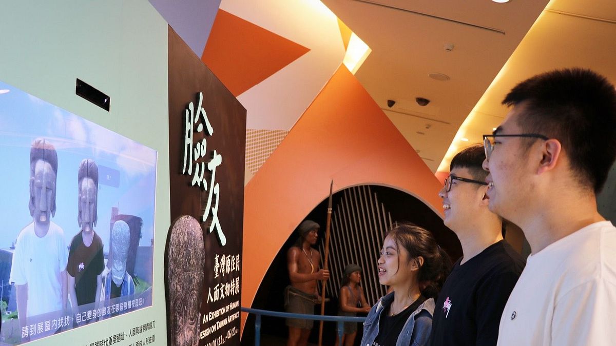 連假和親朋好友到十三行博物館參觀「臉友-臺灣原住民人面文物特展」 ,玩玩《史前魔鏡》互動裝置運用AR擴增實境技術,偵測人臉即刻「變臉」 化身為展場中的人面紋飾造形,絶對讓人驚豔。 (圖/新北市立十三行博物館提供) 連假和親朋好友到十三行博物館參觀「臉友-臺灣原住民人面文物特展」 ,玩玩《史前魔鏡》互動裝置運用AR擴增實境技術,偵測人臉即刻「變臉」 化身為展場中的人面紋飾造形,絶對讓人驚豔。 (圖/新北市立十三行博物館提供)