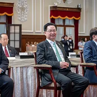 國安會秘書長・呉釗燮(中央)は、中国外交部の林剣報道官が投稿した図カードを模倣し、署名欄に「中華人民共和国・暴言担当発言人」と皮肉を込めて記した。(資料写真/総統府提供) 國安會秘書長・呉釗燮(中央)は、中国外交部の林剣報道官が投稿した図カードを模倣し、署名欄に「中華人民共和国・暴言担当発言人」と皮肉を込めて記した。(資料写真/総統府提供)