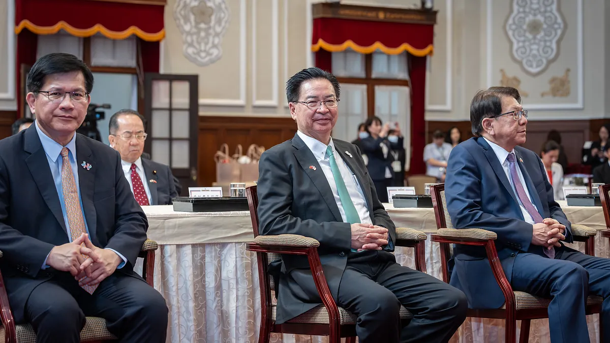 國安會秘書長・呉釗燮(中央)は、中国外交部の林剣報道官が投稿した図カードを模倣し、署名欄に「中華人民共和国・暴言担当発言人」と皮肉を込めて記した。(資料写真/総統府提供) 國安會秘書長・呉釗燮(中央)は、中国外交部の林剣報道官が投稿した図カードを模倣し、署名欄に「中華人民共和国・暴言担当発言人」と皮肉を込めて記した。(資料写真/総統府提供)