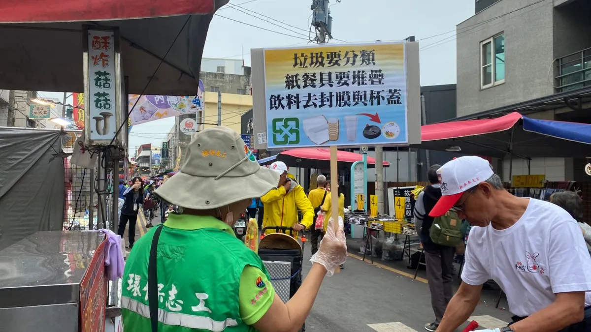 嘉義縣環保局於大甲媽祖遶境活動期間,加強宣導垃圾分類及源頭減量。(圖/嘉義縣政府環保局提供)