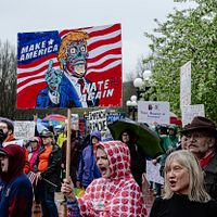 2025年4月5日、米国ケンタッキー州でトランプに反対するデモ参加者が街頭に出た。(AP通信) 2025年4月5日、米国ケンタッキー州でトランプに反対するデモ参加者が街頭に出た。(AP通信)