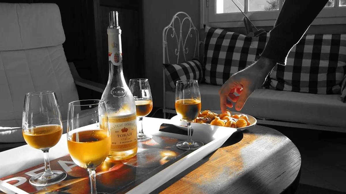 貴腐酒甜度高、風味濃郁,無論是搭配法餐中的鵝肝,甚至是泰式料理、四川料理都能有十分亮眼的表現。(圖/airgé@Flickr) 貴腐酒甜度高、風味濃郁,無論是搭配法餐中的鵝肝,甚至是泰式料理、四川料理都能有十分亮眼的表現。(圖/airgé@Flickr)