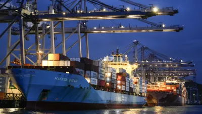 起重機在巴拿馬運河的巴爾博亞港(Balboa Port)裝載一艘貨船。(AP)