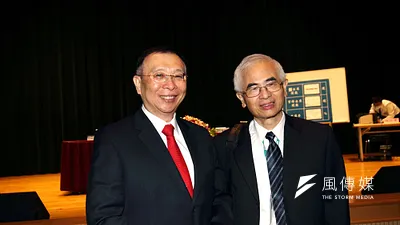 台鋼謝裕民(左)在2020年力挺李中旺(右),友訊市場派取得經營權。如今謝裕民有意組隊進軍職棒。(新新聞資料照)